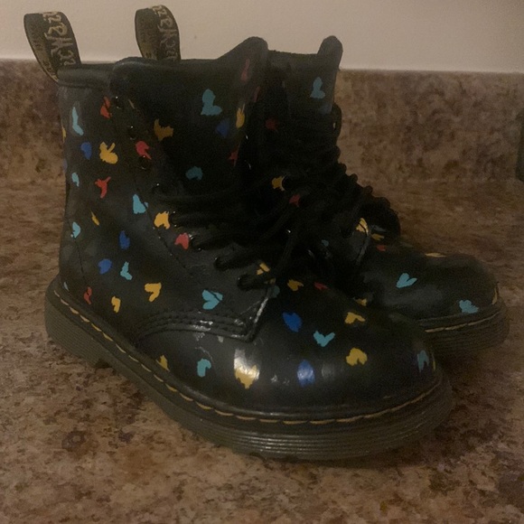 DR.MARTENS Girls sz 10 JUNIOR 1460 HEARTS LEATHER ANKLE - Picture 4 of 7